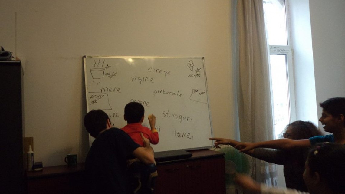 Copii refugiați învățând limba română/ Foto: Facebook-ARCA Migrants Club