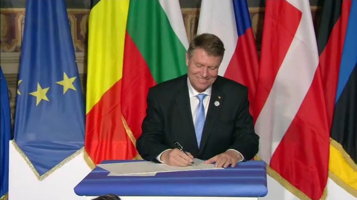 Președintele României, Klaus Iohannis, semnează Declarația de la Roma, alături de alți șefi de state, 25 martie 2017.